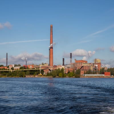 Kotkamillsin tehdas Kotkassa kuvattuna Kotkanlahdelta rannikkovartioveneen kyydistä.