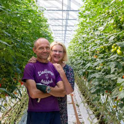 Susan Granström-Lindberg och Christer Lindberg ler mot kameran
