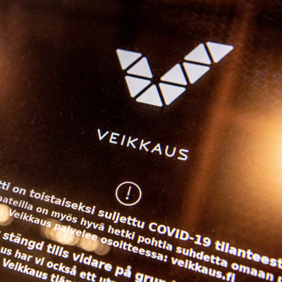 Rahapeliautomaatin näytöllä kerrotaan pelin olevan suljettu koronan takia.