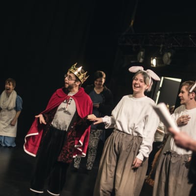 Teatergruppen Teater magnitude sätter upp pjäsen Alice i Underlandet på Tryckeriteatern i Karis.
