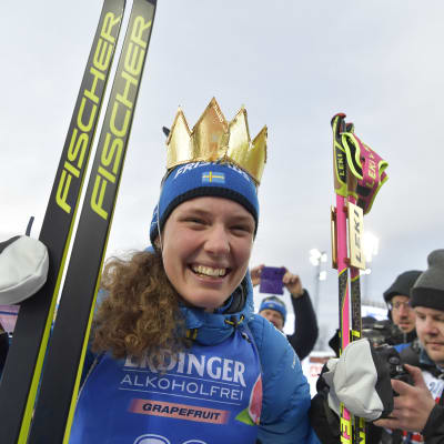 Hanna Öberg har en krona på huvudet och ler mot kameran.