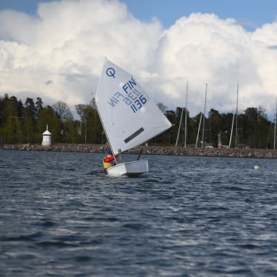 Fabian Reincke seglar med sin optimistjolle