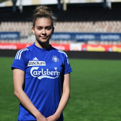 Wilma Sjöholm står på plan
