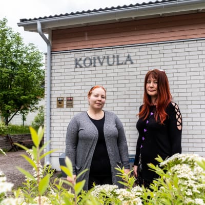 Paula Mårtens och Meritte Nyqvist ut i grönskan.