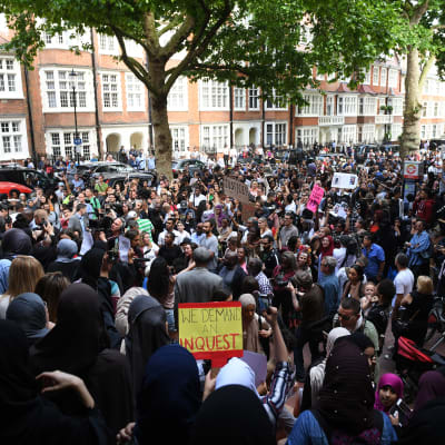 Hundratals demonstranter stormade stadshuset i Kensington med krav på hjälp och rättvisa 