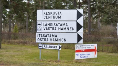 Vägskyltar i korsning i Hangö