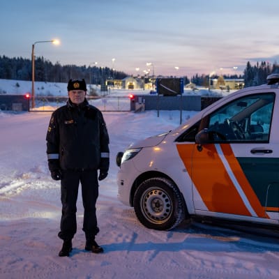 Vartiuksen rajavartioaseman päällikkö Jouko Kinnunen rajavartiolaitoksen auton vieressä.