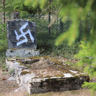 Töhritty jautakivi Juutalaisten hautausmaalla Haminassa.