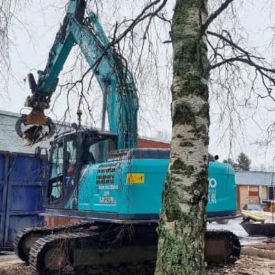 Käsi- ja taideteollisuusoppilaitosta puretaan Ilmajoella.