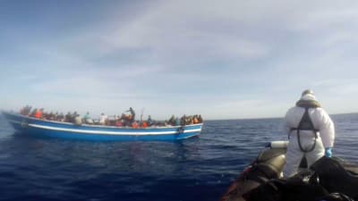 Den italienska kustbevakningens räddningsoperation på Medelhavet den 2 maj 2015.