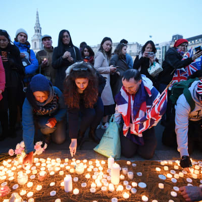 Många britter har hedrat terrordådets offer med att tända ljus vid Westminster Bridge i London