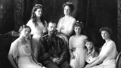 Tsarfamiljen 1913. Fr.v. Olga, Maria, Nikolaj II, Aleksandra, Anastasija, Aleksej och Tatjana.