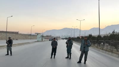 Afghanska säkerhetsstyrkor slog en ring runt parlamentet efter bilbombsattackerna på tisdag eftermiddag som krävde över 20 dödsoffer
