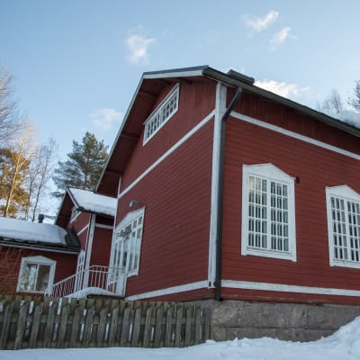 Daghemmet Lekgården är en röd byggnad med vita fönster och knutar.