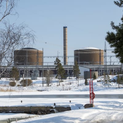 Kuvassa näkyy Loviisan ydinvoimala talvella lumisessa säässä.