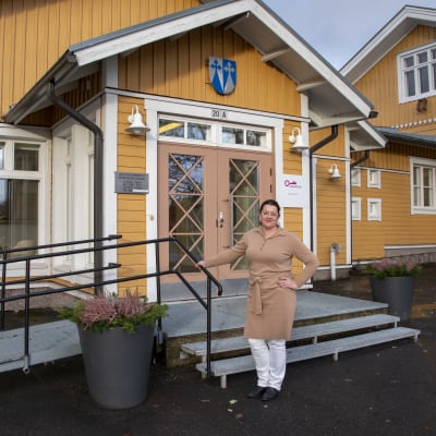 Bildningsdirektör Pia Kokko utanför Lappträsk kommungård.