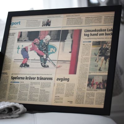 Jari Hyttinen har ramat in ett tidningsuppslag. Artikelns rubrik är "Spelarna kräver tränarens avgång".