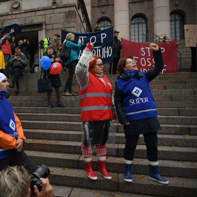 Tehys ordförande Millariikka Rytkönen (till vänster) och Supers ordförande Silja Paavola framför Riksdagshuset.