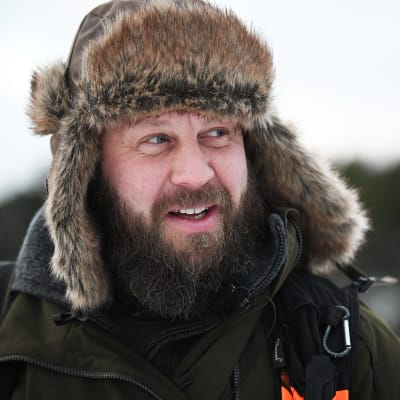 Johan Lindström poserar iklädd jaktkläder.