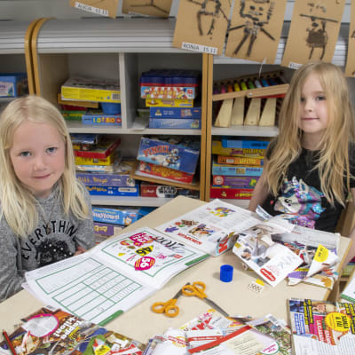 Erin Bergström och Adina Rönnqvist jobbar med sina förskoleböcker.