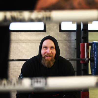 Robert Helenius pustar ut under ett träningspass.