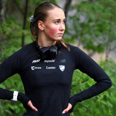 Viivi Lehikoinen tränar i Djurgårdsparken våren 2023.