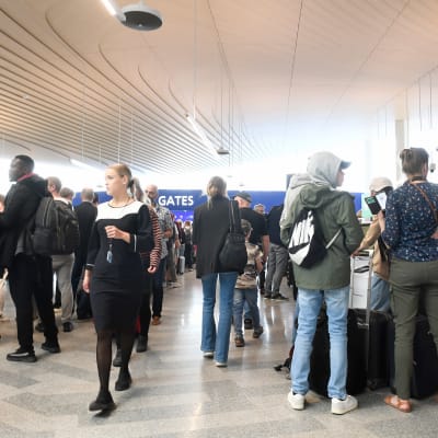 Ihmisiä jonossa turvatarkastukseen Helsinki-Vantaan lentokentällä 10.6.2022.