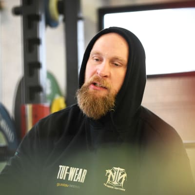 Robert Helenius grimaserar.