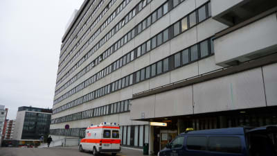 En ambulans utanför ingången till U-sjukhuset vid ÅUCS.