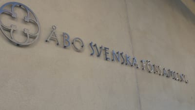 Skylt med texten Åbo svenska församling.