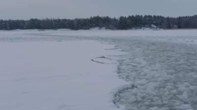 Fartygsränna i isen.