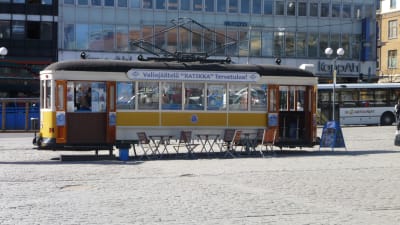 En av de gamla spårvagnarna har förvandlats till en glasskiosk i centrala Åbo.