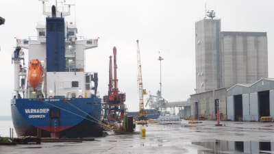Silon i Lovisa hamn med fartyg i kajen