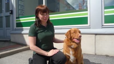Johann Rosendahl öppnar Finska Terapihundskolan hösten 2014. Här med hunden Tellus.