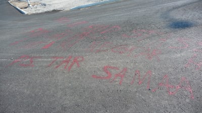 Texten som sprayats över vägen uppmanar "finnjävlar" och "negrar" att hålla sig borta.
