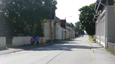 Folk går på gatan i Kaskö.