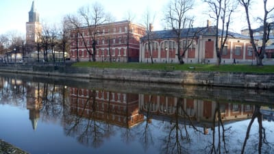 Åbo domkyrka och Katedralskolan speglas i Aura å.