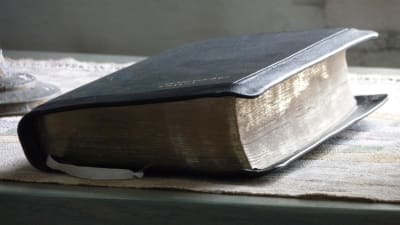 Bibeln på ett bord