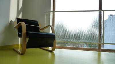 Närbild på Alvar Aalto- stol på sanatoriet i Pemar. 