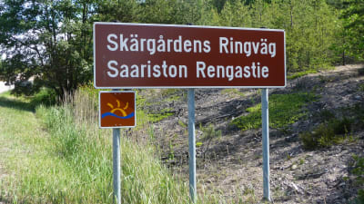En skylt där det står Skärgårdens ringväg. 