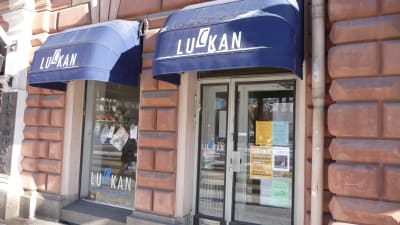 Skyltfönstren och dörren till Luckan i Åbo.