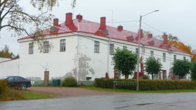 En stor vit industribyggnad.