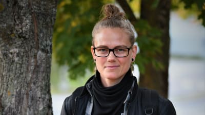Roller derbyspelaren Malou Winther Lindholm i höstlandskap.