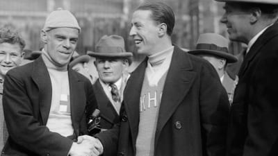 Clas Thunberg skakar hand med Joe Moore i New York 1926.