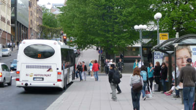 Busshållplats vid torget i Åbo