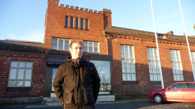 Bildnings- och fritidsnämndens ordförande Peter Grannas framför kulturhuset Dux i Kristinestad.