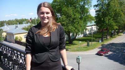 Anna-Kajsa Bklomqvist på rådhusets balkong.