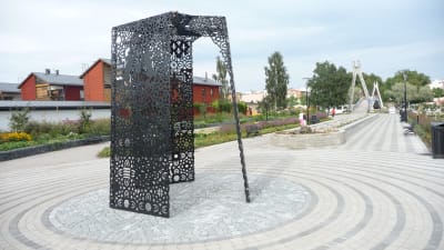 I August Eklöfs park på västra åstranden i Borgå finns en triptyk till minne av Borgå lantdag. Design: Ylva Holländer och Kirsi Kaulanen.