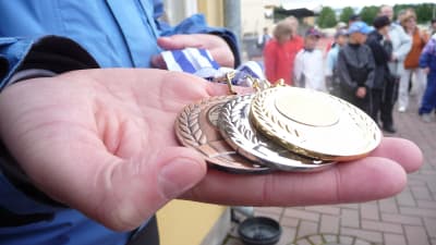 Idrottstävling på centralidrottsplanen. Medaljer delas ut till deltagare.