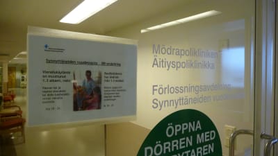 Dörren till mödrapolikliniken och förlossningsavdelningen vid Vasa centralsjukhus.